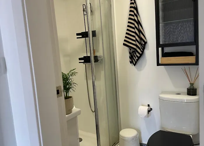 Modern In Near Train To Lisbon Apartment *