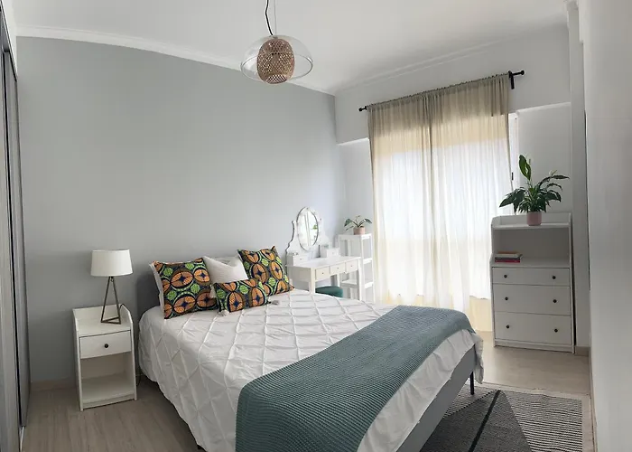 Modern In Near Train To Lisbon Apartment *